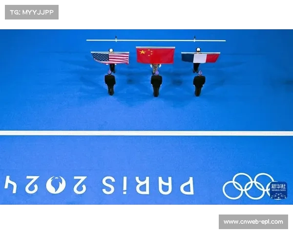 颁奖仪式：冠亚军并肩站立 国旗升起