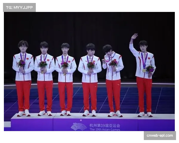 日本静冈站颁奖仪式,中国选手包揽领奖台升起三面五星红旗